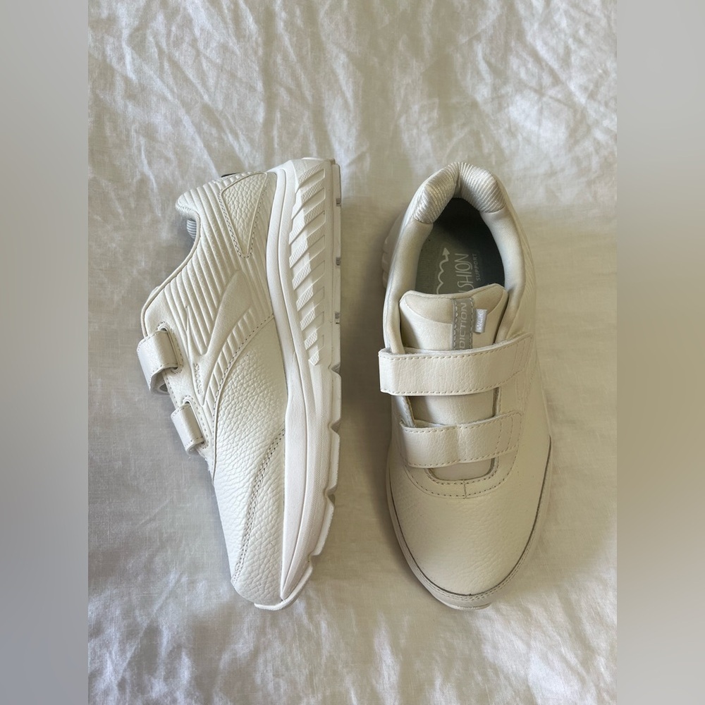 Brooks | Women’s SZ 8 2E X-WIDE | Addiction Walker V-Strap Leather Walking Shoe